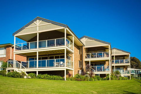 Beach Breakers Apartment - Stunning Views - Accommodation NSW 2