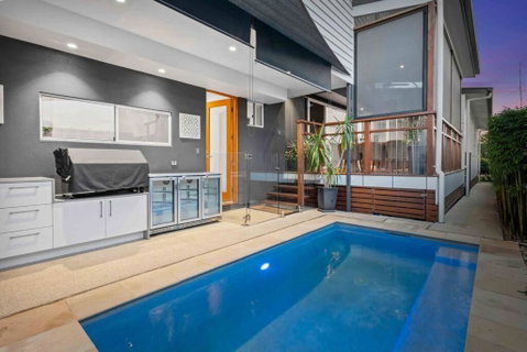 Redcliffe CBD Family Beach House - Accommodation NSW 0