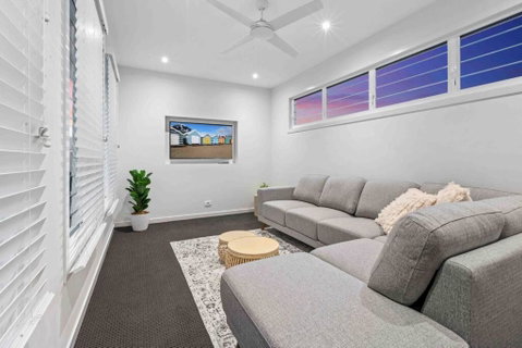 Redcliffe CBD Family Beach House - Accommodation NSW 2