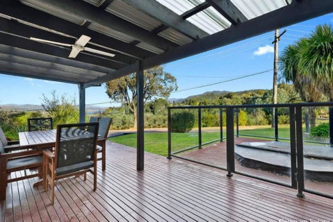 Relax In The Spa With Views Opposite Lake Eildon - Accommodation NSW 3