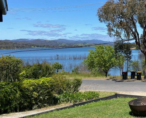 Relax In The Spa With Views Opposite Lake Eildon - Accommodation NSW 0