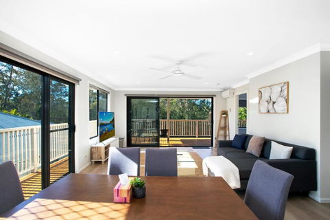Renovated Coastal Getaway With Water Views - Accommodation NSW 2