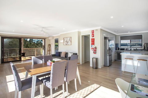 Renovated Coastal Getaway With Water Views - Accommodation NSW 3