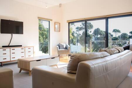 Retreat By The River - Views Wi-fi & Parking - Accommodation NSW 1
