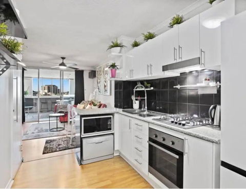 Retro Chic Vibes, Tropical Pool & Prime Location - Accommodation NSW 3