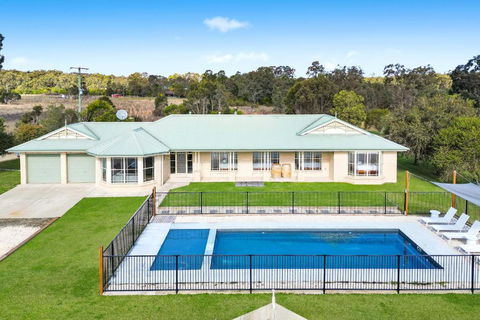 Roads End With Games Barn Ponies Alfresco Dining - Accommodation NSW 0