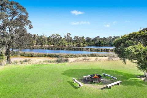Roads End With Games Barn Ponies Alfresco Dining - Accommodation NSW 3