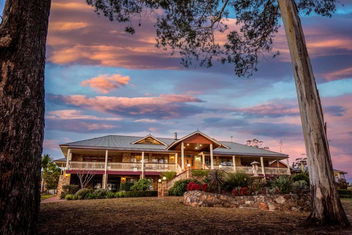 Robyn\'s Nest Lakeside Resort with Accommodation NSW