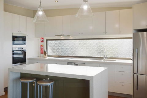 Rolling Waves 3 - Beach Access & Pet Friendly! - Accommodation NSW 3
