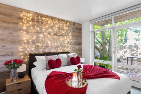 Romantic Retreat With Garden - Accommodation NSW 0