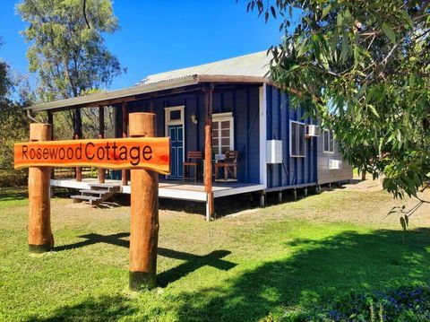 Rosewood Cottage -Entire 2 Bedroom Home With Netflix & WiFi - Accommodation NSW 1