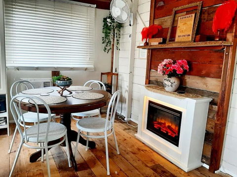 Rosewood Cottage -Entire 2 Bedroom Home With Netflix & WiFi - Accommodation NSW 2
