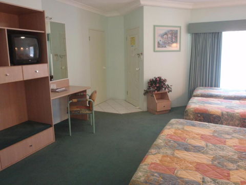 Runaway Bay Motor Inn - Accommodation NSW 2