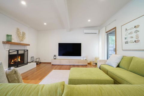 Salt Air Beach Retreat - 280m Walk To Foreshore, Check Out 5pm Sunday! - Accommodation NSW 3