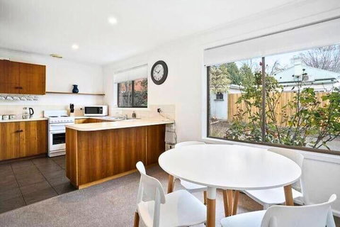 Sandy Bay Cozy Cottage Close To CBD - Accommodation NSW 1