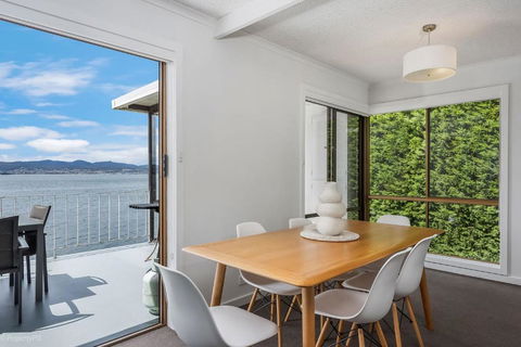 Sandy Bay Waterfront - Accommodation NSW 1