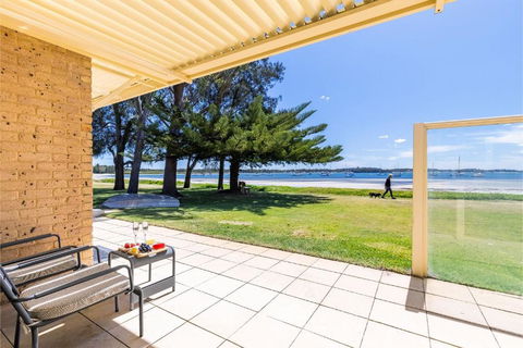 Sandy Beach House Corlette Unit 1 Waterfront WI-FI Aircon - Accommodation NSW 2