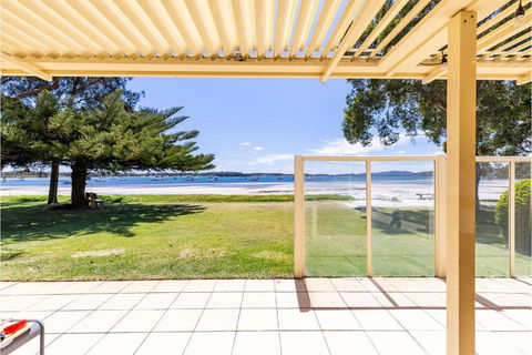 Sandy Beach House Corlette Unit 1 Waterfront WI-FI Aircon - Accommodation NSW 1