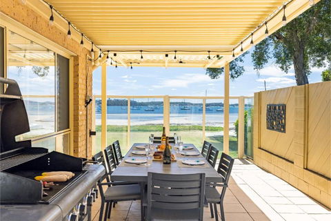 Sandy Beach House Corlette Unit 1 Waterfront WI-FI Aircon - Accommodation NSW 3