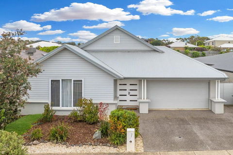 Tea Tree Retreat - 5 Bedrooms, Sleeps 13 - Accommodation NSW 1