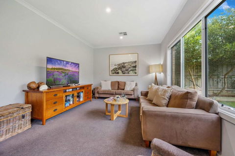 Tea Tree Retreat - 5 Bedrooms, Sleeps 13 - Accommodation NSW 2