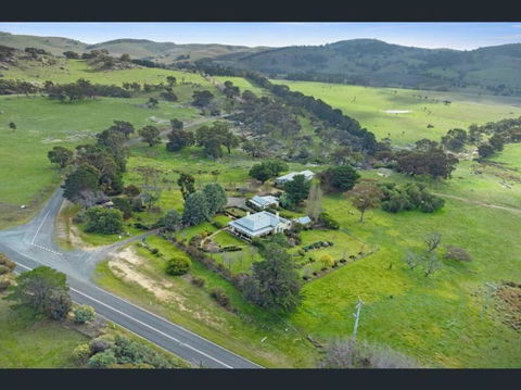 The Acres Of Tooborac Cottage - Accommodation NSW 1