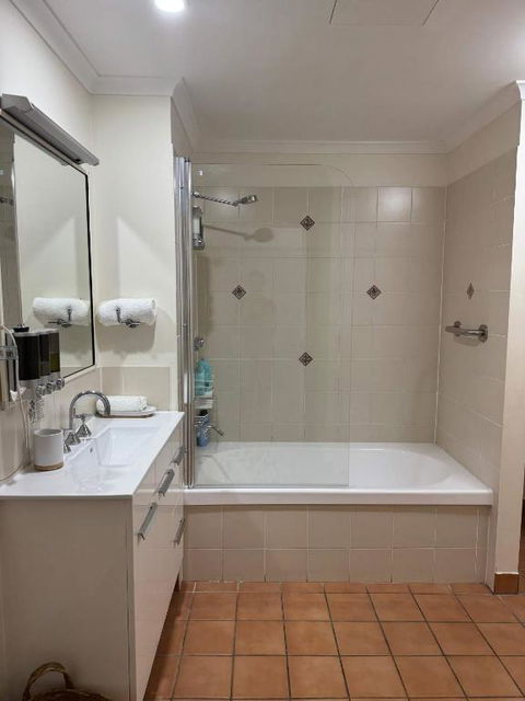The Anchorage Escape Apartment - Steps Away From City, Ferry And Stadium - Accommodation NSW 3
