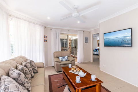 The Bay House Shoal Bay Huge Five Bedroom Holiday Home With WiFi And Foxtel - Accommodation NSW 3
