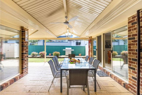 The Bay House Shoal Bay Huge Five Bedroom Holiday Home With WiFi And Foxtel - Accommodation NSW 2