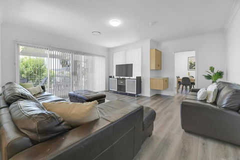 The Family Retreat - Near Mt Panorama & Racecourse - Accommodation NSW 3
