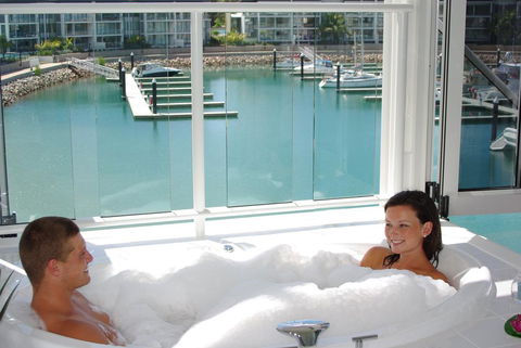 Beachside Magnetic Harbour Apartments - Accommodation NSW 2