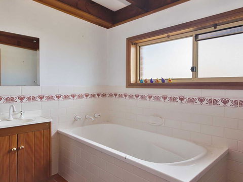 Birubi Beach House' 14 Campbell Avenue - Fantastic House And Close To The Surf Beach - Accommodation NSW 2