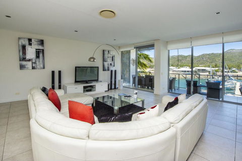 Blue On Blue Penthouse Apartment 335 - Accommodation NSW 0