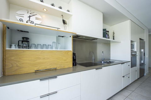 Blue On Blue Penthouse Apartment 335 - Accommodation NSW 3