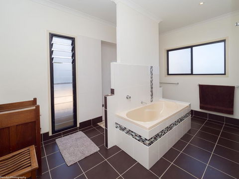 Blue Water Retreat - Upstairs - Accommodation NSW 1
