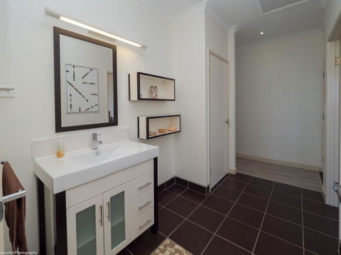 Blue Water Retreat - Upstairs - Accommodation NSW 2