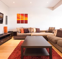 Bold modern 1 bed 10 mins from the city - Accommodation NSW