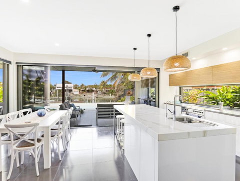 WATERFRONT HOME BORDERING MOOLOOLABA - Accommodation NSW 2