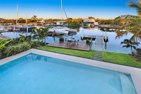 WATERFRONT HOME BORDERING MOOLOOLABA - Accommodation NSW 1