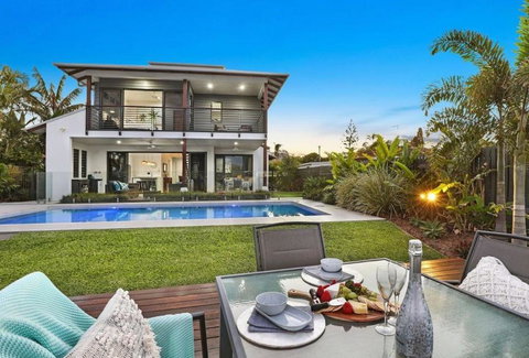 WATERFRONT HOME BORDERING MOOLOOLABA - Accommodation NSW 0