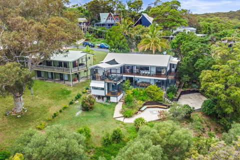 YARABIN - Luxury Home With Ocean Views - Accommodation NSW 2