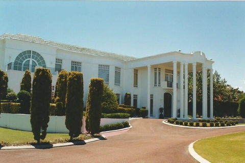 The Billionaire Club - Accommodation NSW 2